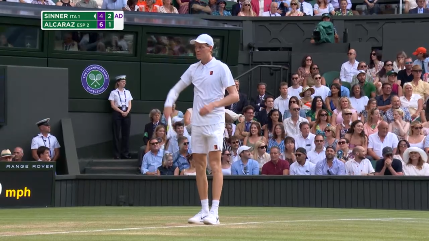 Wimbledon, un tappo di champagne finisce in campo Wimbledon, un tappo di champagne finisce in campo