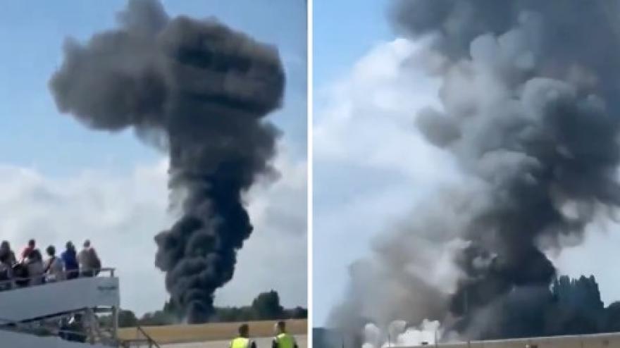 Aereo precipita a Londra, la nube di fumo invade l