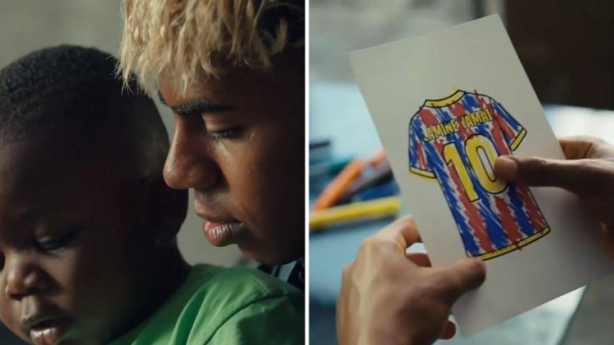 Lamine Yamal, il fratellino gli consegna la 10 del Barça: il video è commovente Lamine Yamal, il fratellino gli consegna la 10 del Barça: il video è commovente