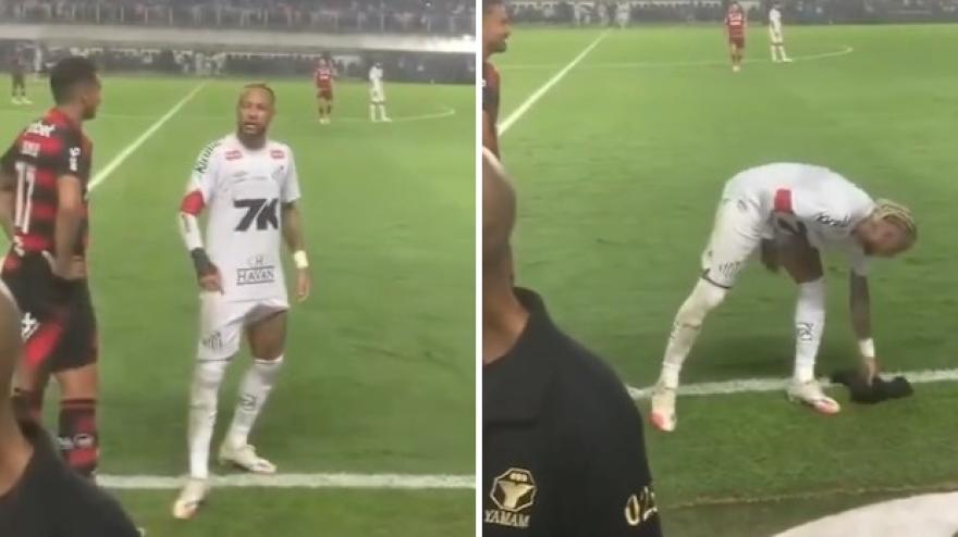 Tifosi del Santos insultano Danilo: interviene Neymar a muso duro Tifosi del Santos insultano Danilo: interviene Neymar a muso duro