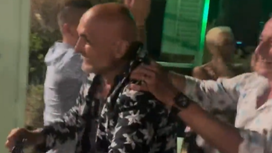 Spalletti balla "Maracaibo" con Buffon! Trenino e camicia sbottonata nella sua tenuta Spalletti balla "Maracaibo" con Buffon! Trenino e camicia sbottonata nella sua tenuta