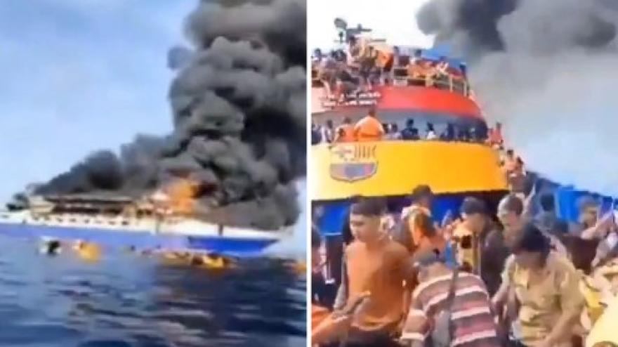 traghetto in fiamme terrore a bordo passeggeri si lanciano in acqua