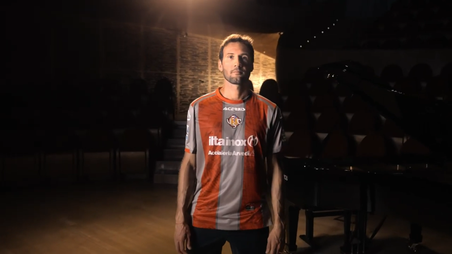 "El Mudo" Vazquez presenta la nuova maglia della Cremonese "El Mudo" Vazquez presenta la nuova maglia della Cremonese
