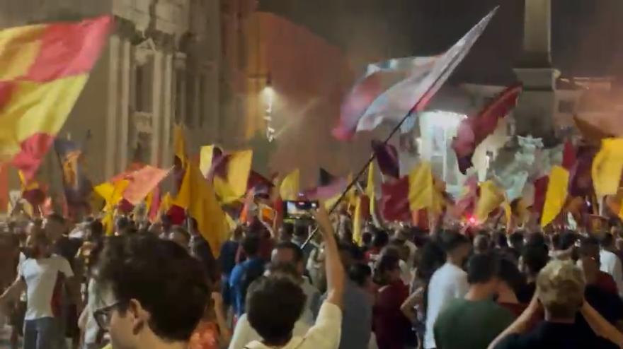 Roma, invasione giallorossa a piazza Navona per i 98 anni del club Roma, invasione giallorossa a piazza Navona per i 98 anni del club