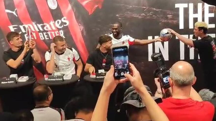 Milan, Tomori e Pulisic giudici di una gara di palleggio: che risate! Milan, Tomori e Pulisic giudici di una gara di palleggio: che risate!
