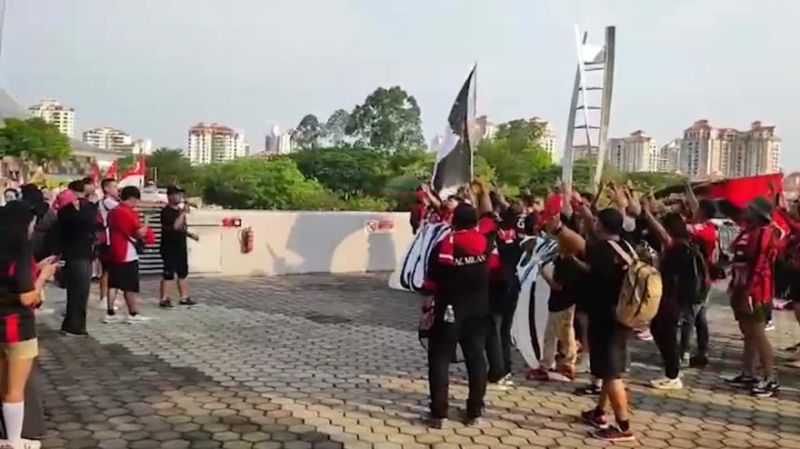 Milan, quanto entusiasmo a Singapore! Tifosi impazziti cantano cori in italiano Milan, quanto entusiasmo a Singapore! Tifosi impazziti cantano cori in italiano