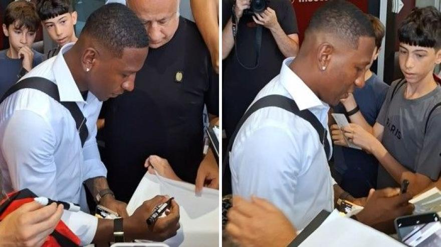 Estupinan arriva a Casa Milan: selfie e autografi con i giovani tifosi Estupinan arriva a Casa Milan: selfie e autografi con i giovani tifosi