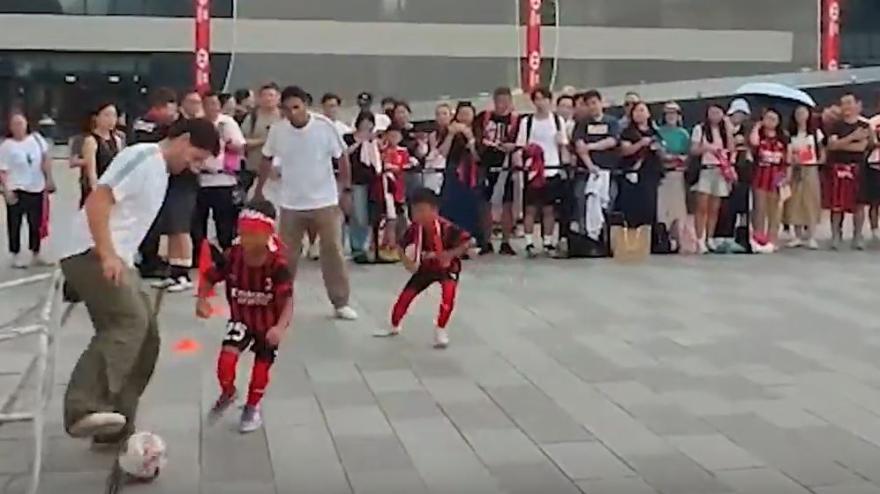 Pato e Serginho, partitella con i bimbi per le strade di Hong Kong