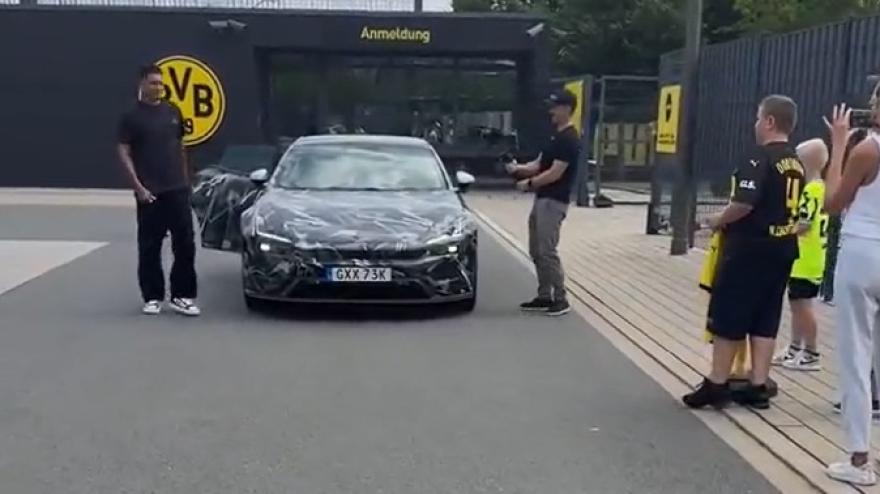 Jobe Bellingham e la Polestar 5 camuffata: il video con l Jobe Bellingham e la Polestar 5 camuffata: il video con l