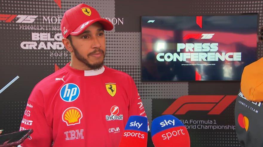 Hamilton sorride: "Gara bagnata? In queste condizioni..." Hamilton sorride: "Gara bagnata? In queste condizioni..."