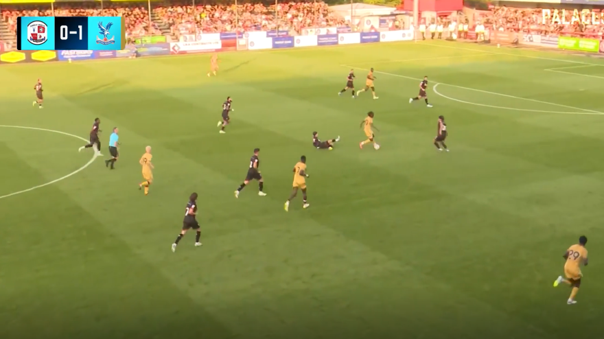 ne salta tre poi il cucchiaio eze sfiora il gol dell estate in crawley crystal palace