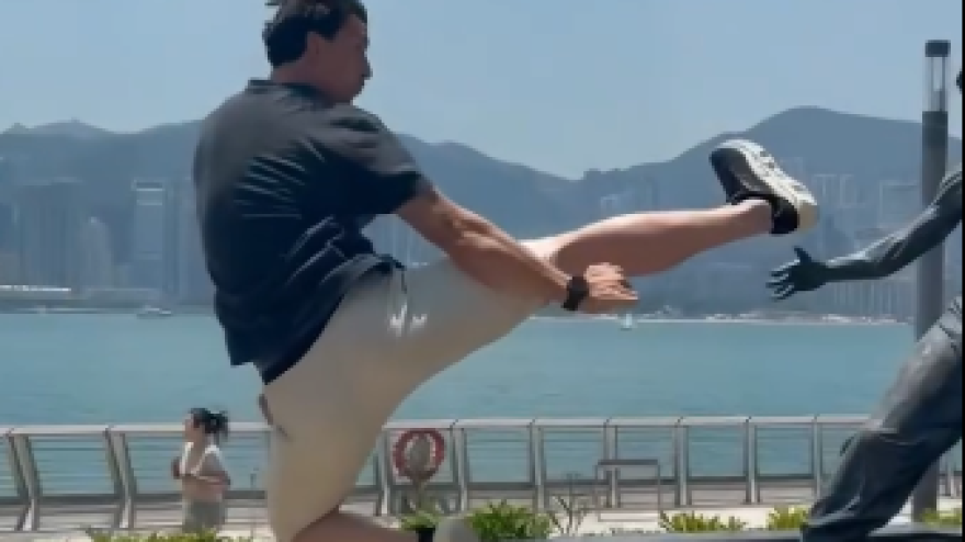 Ibra come Bruce Lee: l'acrobazia diventa virale