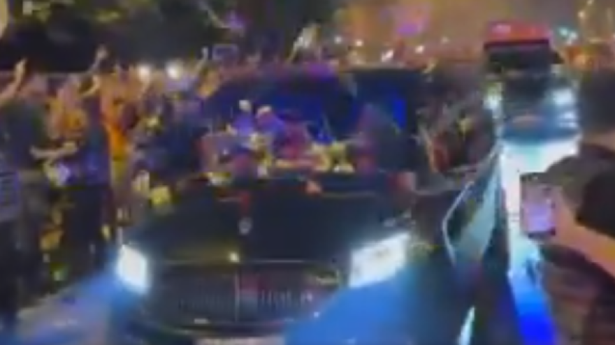 Osimhen sbarca a Istanbul: tifosi del Galatasaray in delirio Osimhen sbarca a Istanbul: tifosi del Galatasaray in delirio