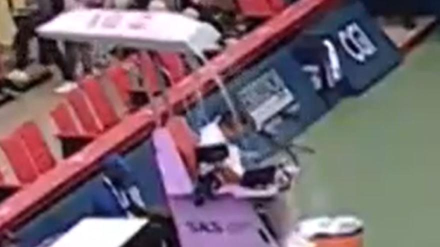 Atp Toronto, doccia inattesa per l'arbitro durante il match