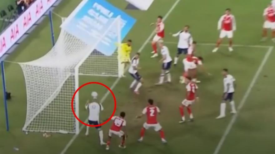Richarlison, errore clamoroso da zero metri. Poi Sarr segna così: caos in Arsenal-Tottenham