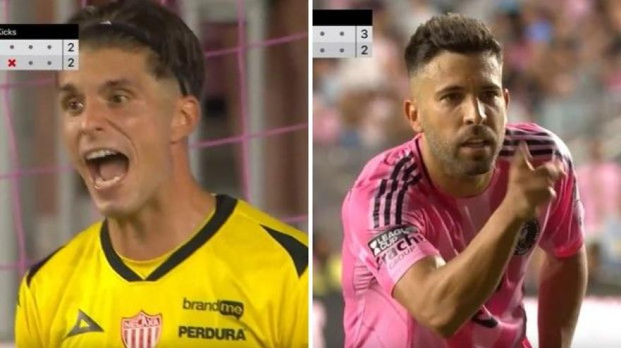 Jordi Alba segna su rigore e prende in giro il portiere del Necaxa Jordi Alba segna su rigore e prende in giro il portiere del Necaxa