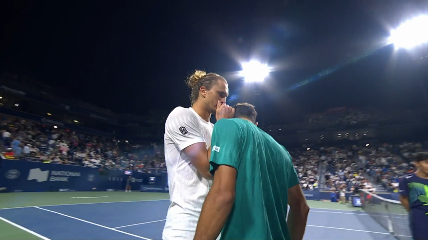 Cerundolo si ritira, Zverev lo consola: "Era quasi in lacrime" Cerundolo si ritira, Zverev lo consola: "Era quasi in lacrime"