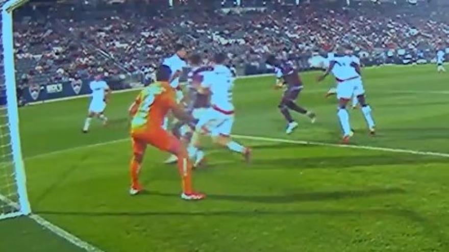 autogol da ridere negli usa liscia il pallone di testa e sorprende il portiere