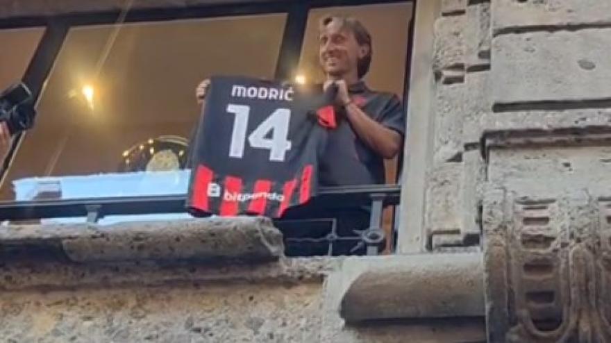 modric si affaccia delirio dei tifosi rossoneri che accoglienza per il croato