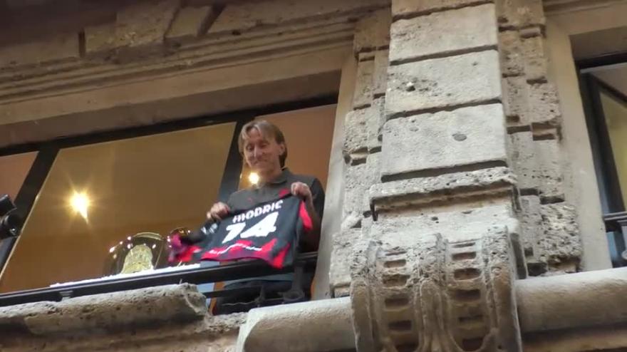 luka luka modric al balcone tifosi rossoneri in delirio