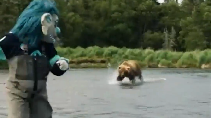 mascotte e giocatore di hockey caricati da un grizzly scena surreale in alaska