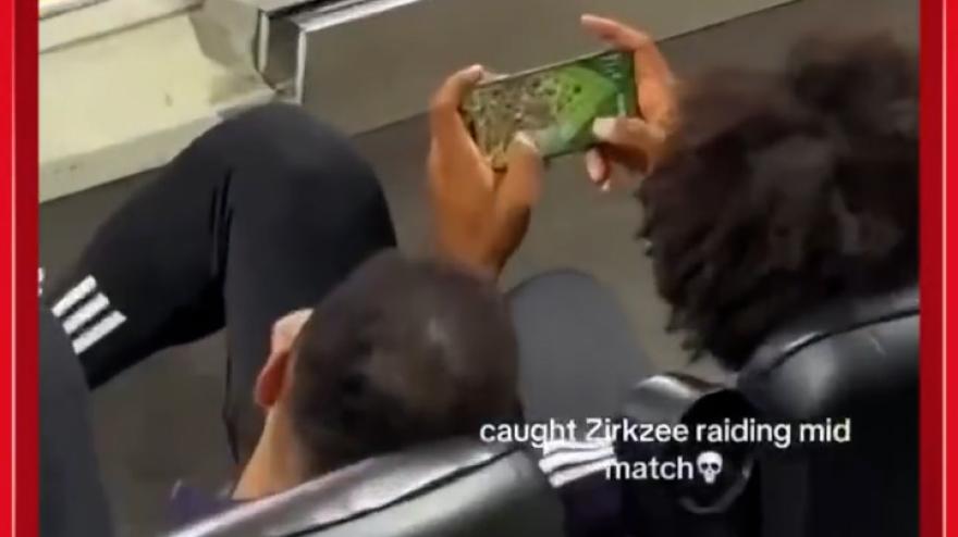 zirkzee ma che fai gioca al telefono durante la partita