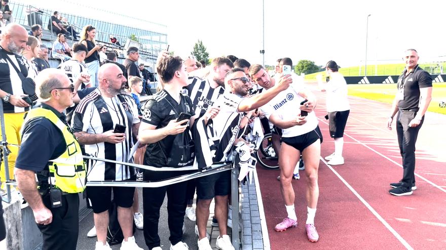 juve vlahovic via i tifosi gli chiedono di restare