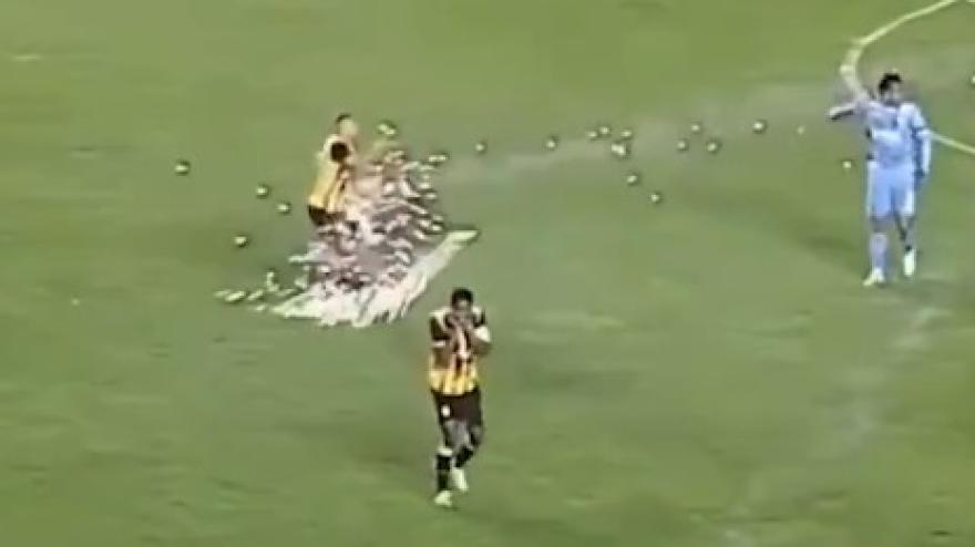 tensioni in bolivia razzo colpisce un giocatore durante la partita