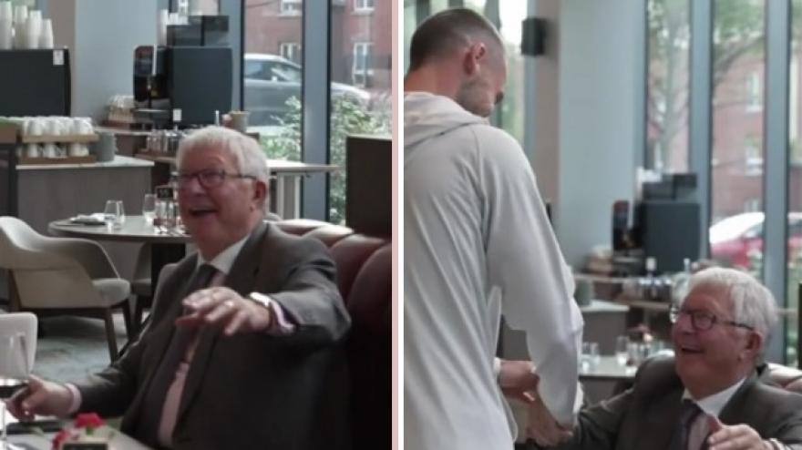 De Gea, che sorpresa a Ferguson! Abbracci e sorrisi con il suo ex tecnico De Gea, che sorpresa a Ferguson! Abbracci e sorrisi con il suo ex tecnico