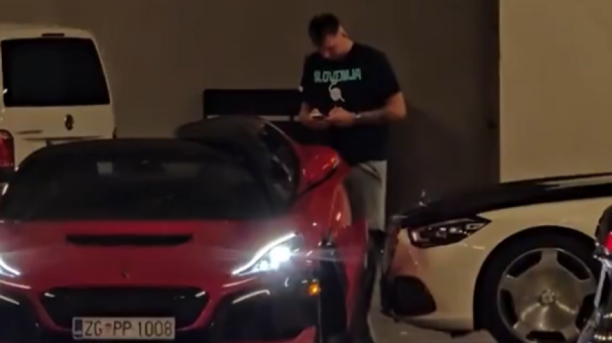 Doncic non riesce a entrare in auto: imbarazzo nel parcheggio Doncic non riesce a entrare in auto: imbarazzo nel parcheggio