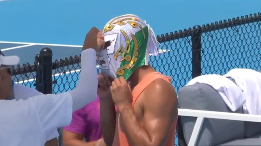 Alcaraz stupisce tutti: maschera da wrestler in campo! Alcaraz stupisce tutti: maschera da wrestler in campo!