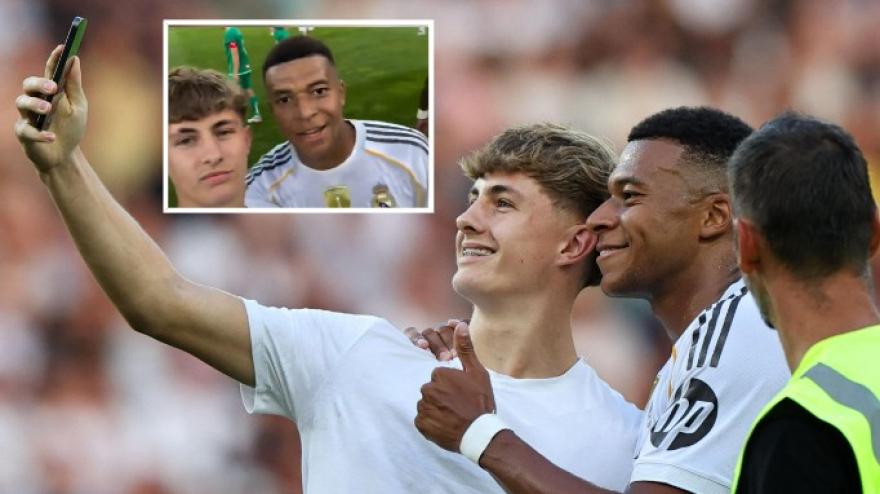 Invade il campo per un selfie con Mbappé e lui... Invade il campo per un selfie con Mbappé e lui...