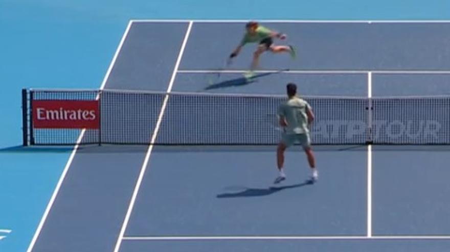 Alcaraz Rublev, che duello a rete! Lo vince Carlos: gli highlights