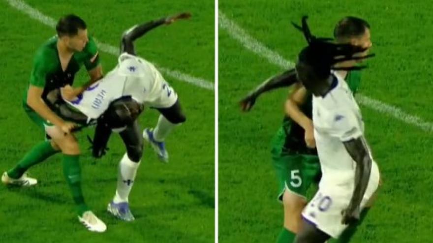 Kean espulso: gli tirano le treccine e lui reagisce con una gomitata