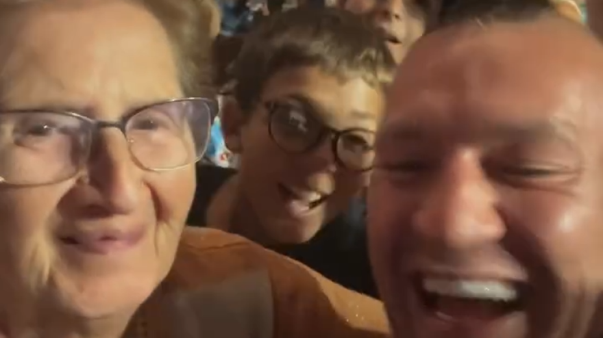 mcgregor scatenato a napoli bacia una signora e si fuma un sigaro