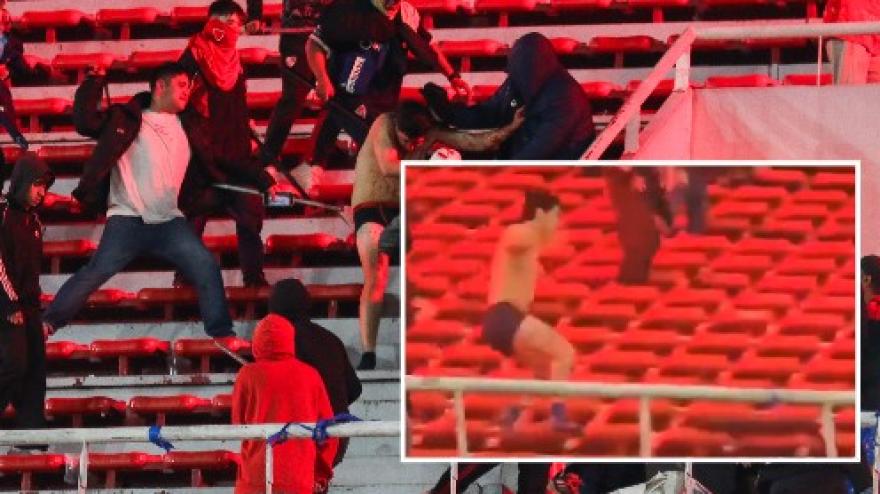 Follia in Argentina, scontri tra tifosi in curva: uno scappa in mutande Follia in Argentina, scontri tra tifosi in curva: uno scappa in mutande