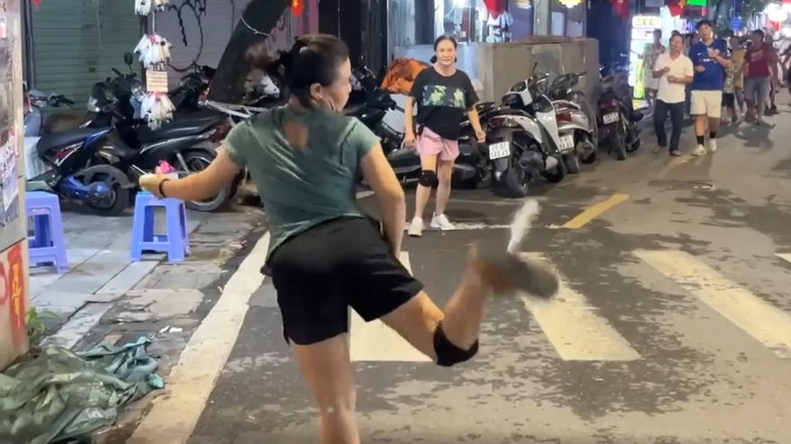 Uno sport mai visto! In Vietnam le donne giocano a volano con i piedi