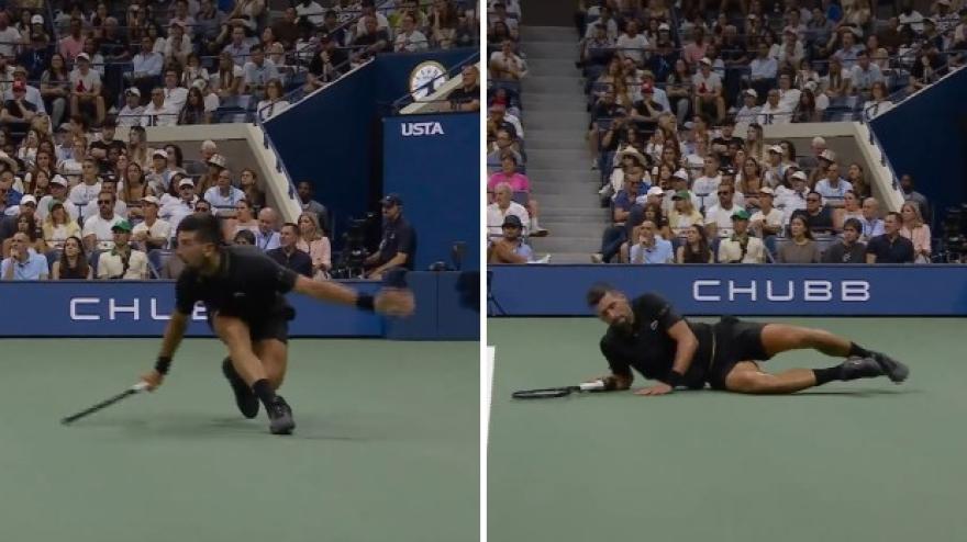 Rischio Djokovic: cade contro Tien. Poi si rialza e vince all Rischio Djokovic: cade contro Tien. Poi si rialza e vince all