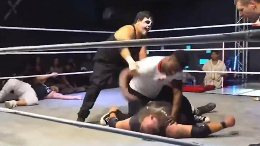 Wrestler preso a pugni sul ring: il video è impressionante Wrestler preso a pugni sul ring: il video è impressionante