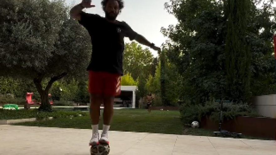 marcelo non perde il tocco magie nel cortile di casa