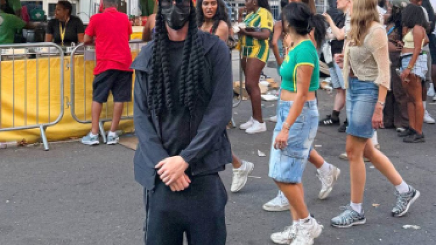 Maschera, capelli finti e occhiali: Palmer in incognito al Carnevale di Notting Hill Maschera, capelli finti e occhiali: Palmer in incognito al Carnevale di Notting Hill