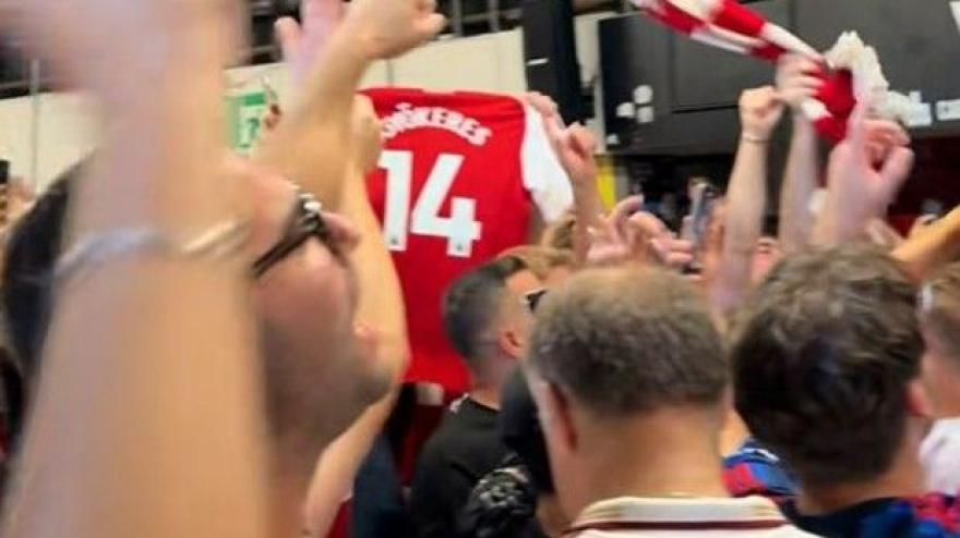 "Ha lasciato la ragazza per l’Arsenal": il coro per Gyokeres è virale "Ha lasciato la ragazza per l’Arsenal": il coro per Gyokeres è virale