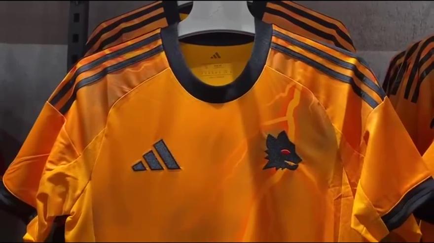 Roma, la seconda maglia è... coperta di fulmini: il video Roma, la seconda maglia è... coperta di fulmini: il video