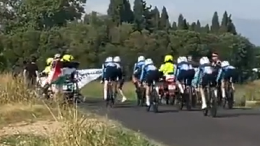Caos Vuelta: attivisti bloccano la strada, i poliziotti in moto intervengono così Caos Vuelta: attivisti bloccano la strada, i poliziotti in moto intervengono così