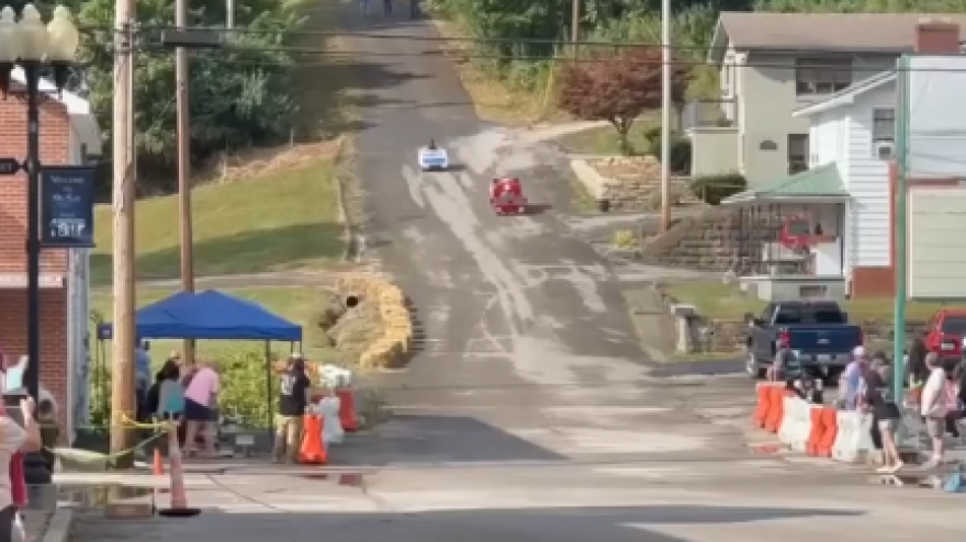 gara di velocit224 tra pompieri e polizia ma le auto sono in miniatura