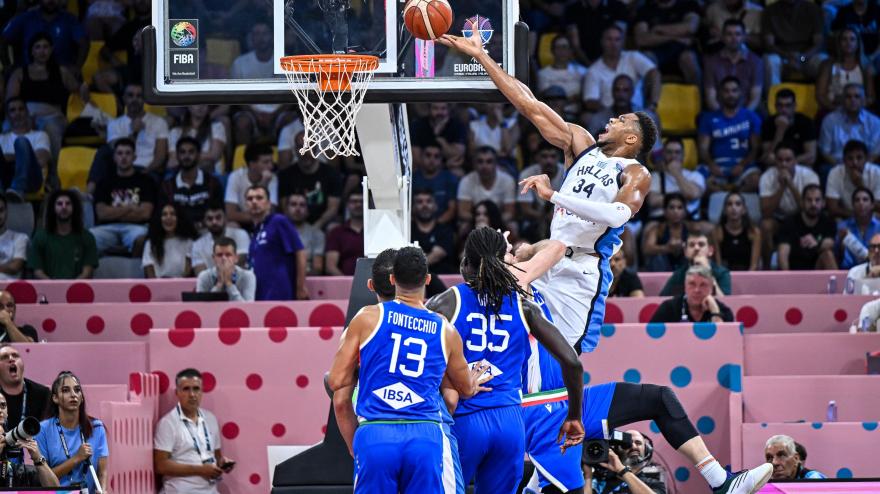 Giannis è un alieno: spazza via l Giannis è un alieno: spazza via l