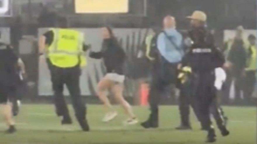 invasore o dribblatore la fuga dagli steward fa impazzire i tifosi