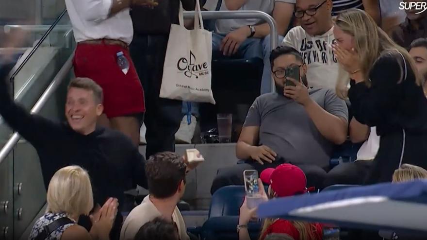Ferma il match di Sabalenka per fare la proposta: pubblico in delirio Ferma il match di Sabalenka per fare la proposta: pubblico in delirio