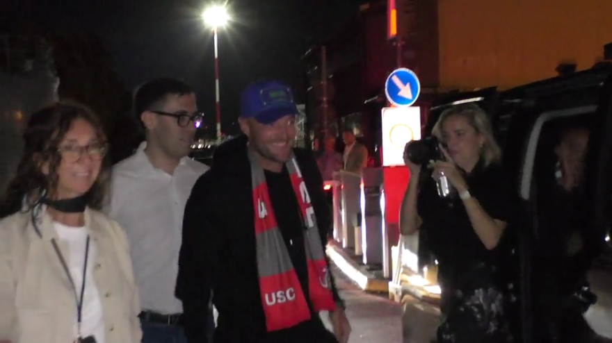 Cremonese, ecco Vardy: cori e abbracci dei tifosi al suo arrivo Cremonese, ecco Vardy: cori e abbracci dei tifosi al suo arrivo