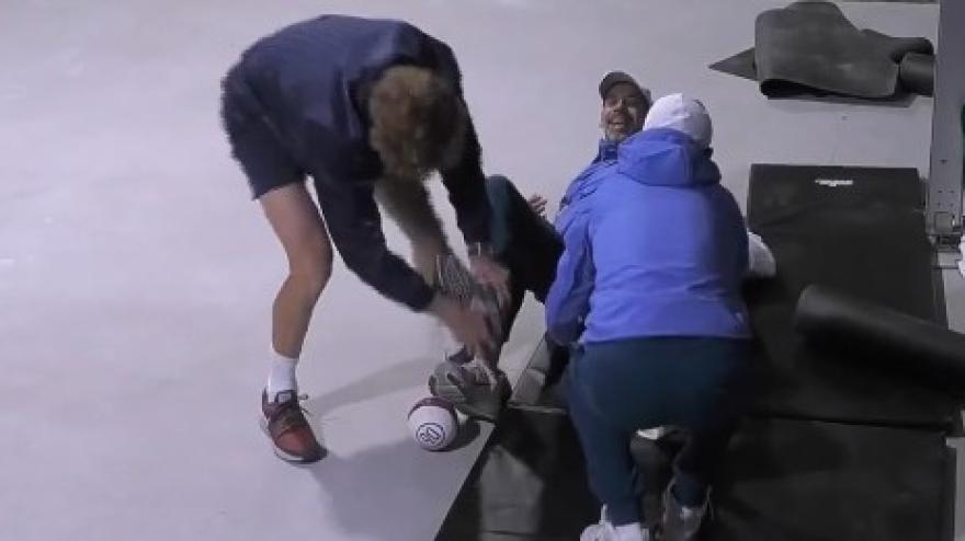Sinner, che show in palestra: scherzo al suo osteopata prima del match con Musetti Sinner, che show in palestra: scherzo al suo osteopata prima del match con Musetti